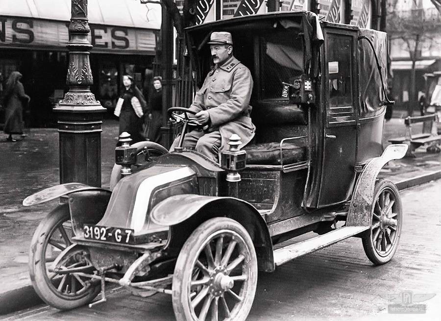 ретро автомобиль Renault AG-1 Taxi de la Marne 1909 год выпуска 
