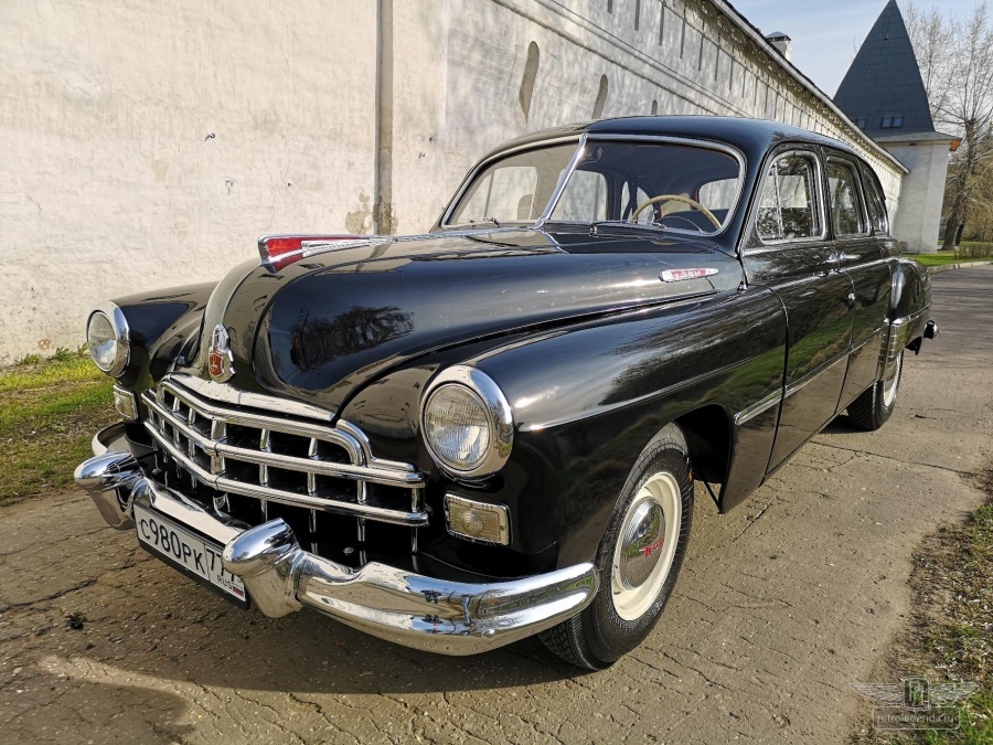 ретро автомобиль ЗИМ 1956 год выпуска 