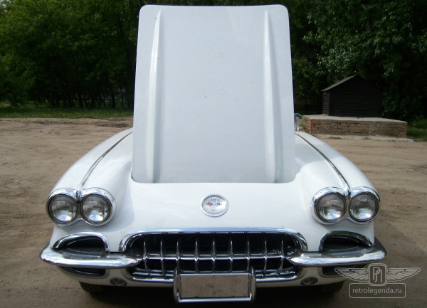 ретро автомобиль Chevrolet Corvette 1960 год выпуска 