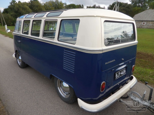 ретро автомобиль Volkswagen T1 Samba Bus 1966 год выпуска 