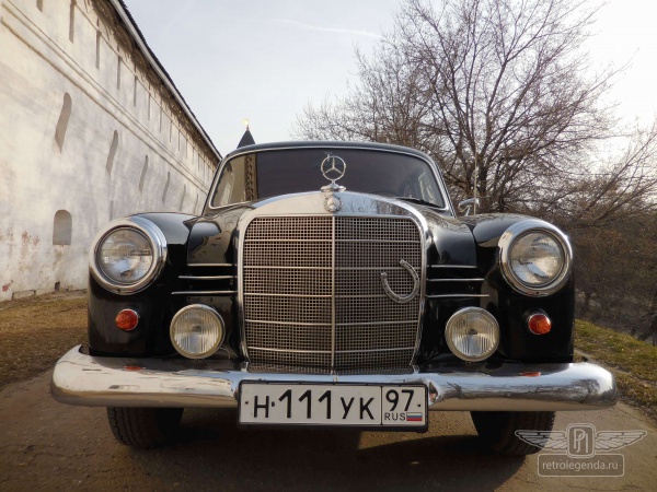 ретро автомобиль Mercedes-Benz 190B 1960 год выпуска 