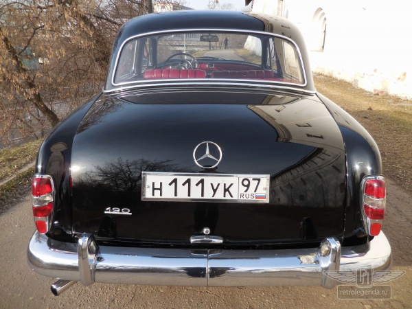 ретро автомобиль Mercedes-Benz 190B 1960 год выпуска 