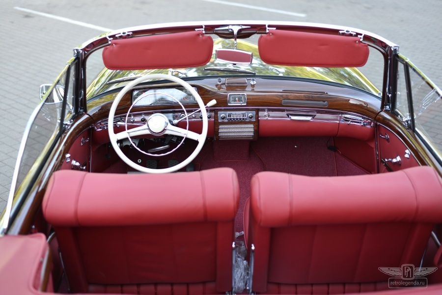 ретро автомобиль Mercedes-Benz 220S Cabrio 1959 год выпуска 