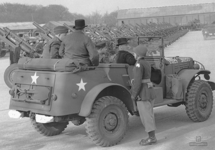 ретро автомобиль Dodge WC58 Radio Command car 1943 год выпуска 