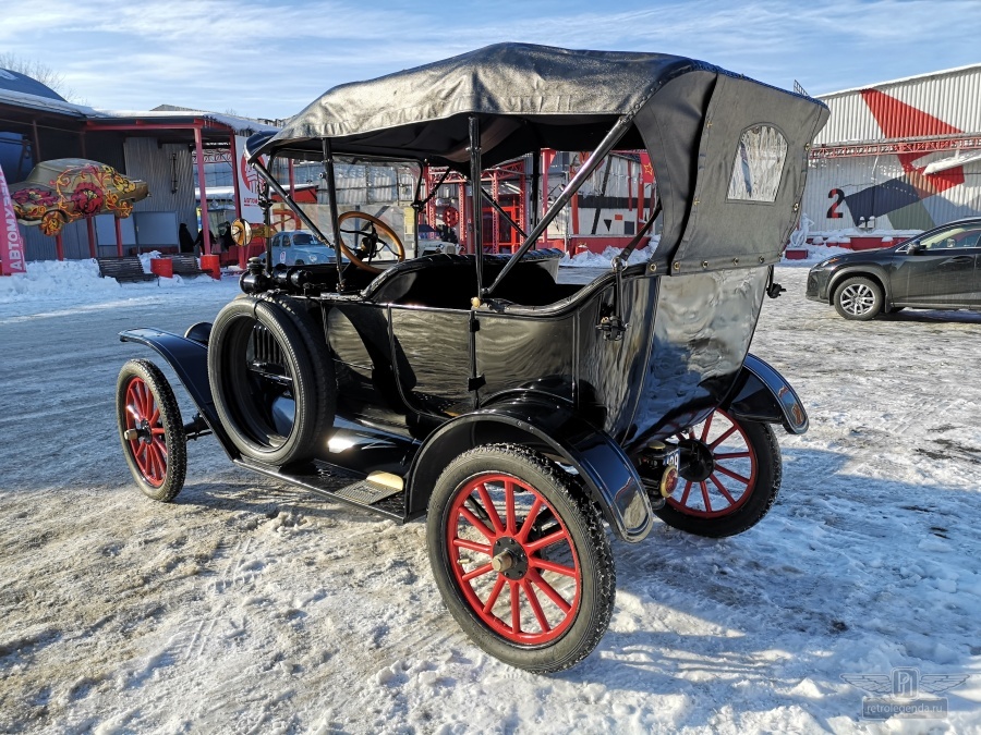 ретро автомобиль Ford model T Touring Phaeton 1916 год выпуска 