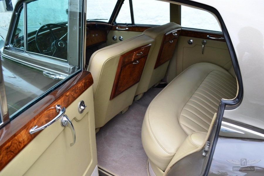 ретро автомобиль ROLLS-ROYCE SILVER CLOUD 1960 год выпуска 