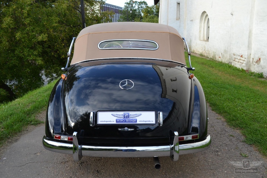 ретро автомобиль Mercedes-Benz 300 Cabriolet 1953 год выпуска 