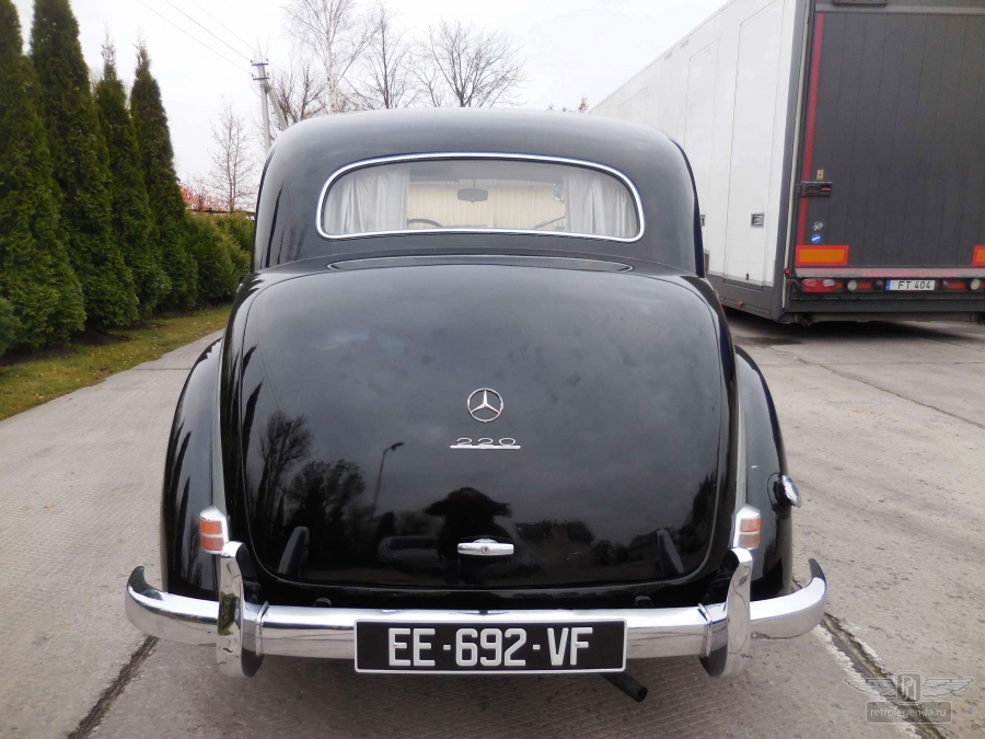 ретро автомобиль Mercedes-Benz 220 Berline Export 1953 год выпуска 