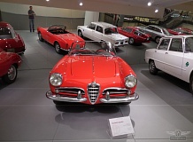 ретро автомобиль Alfa Romeo Giulia Spider Pininfarina 