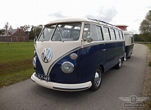 ретро автомобиль Volkswagen T1 Samba Bus