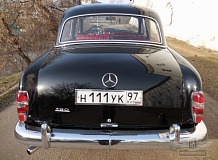 ретро автомобиль Mercedes-Benz 190B