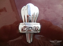 ретро автомобиль Nissan Figaro