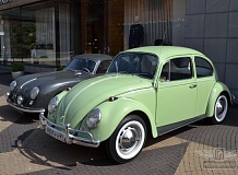 ретро автомобиль Volkswagen Beetle