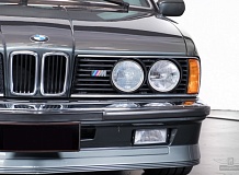 ретро автомобиль BMW 635CSi M