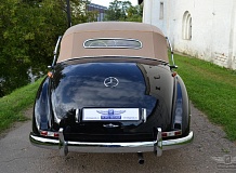 ретро автомобиль Mercedes-Benz 300 Cabriolet